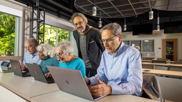 olli-ru students viewing laptops